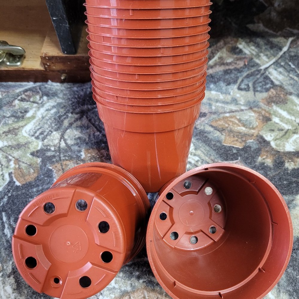 20 4 INCH CLAY COLORED PLASTIC FLOWER POTS    BRAND NEW
